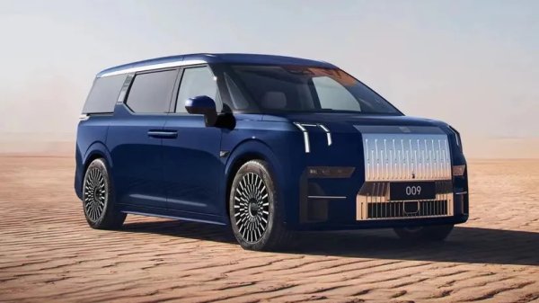 Zeekr е луксозната електрическа дивизия на китайския гигант Geely. Моделът 009 използва платформата SEA (Sustainable Experience Architecture), позната от Volvo EX30, но тук е разтегната до максимума.

Това е първият сериен автомобил, който получава иновативната 140 kWh батерия "Qilin" на Geely, осигуряваща внушителните 820 км пробег. Динамиката е впечатляваща &ndash; два електромотора с обща мощност от 536 к.с. Вътре са налични три реда седалки, море от кожа Nappa и 15,6-инчов екран за задните пасажери.
